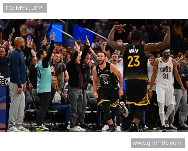 勇士与马刺激战正酣NBA季后赛精彩对决引发球迷热议 勇士与马刺激战正酣NBA季后赛精彩对决引发球迷热议